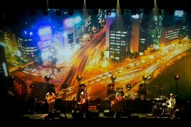 KOTORIワンマンで全25曲を披露、人見記念講堂をホールにもライブハウスにも変えた一夜