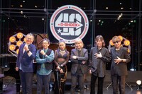 左から伊東重典（カシオ計算機株式会社 常務執行役員）、伊部菊雄、Awich、小室哲哉、宇都宮隆、木根尚登。