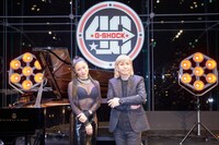 左からAwich、小室哲哉。