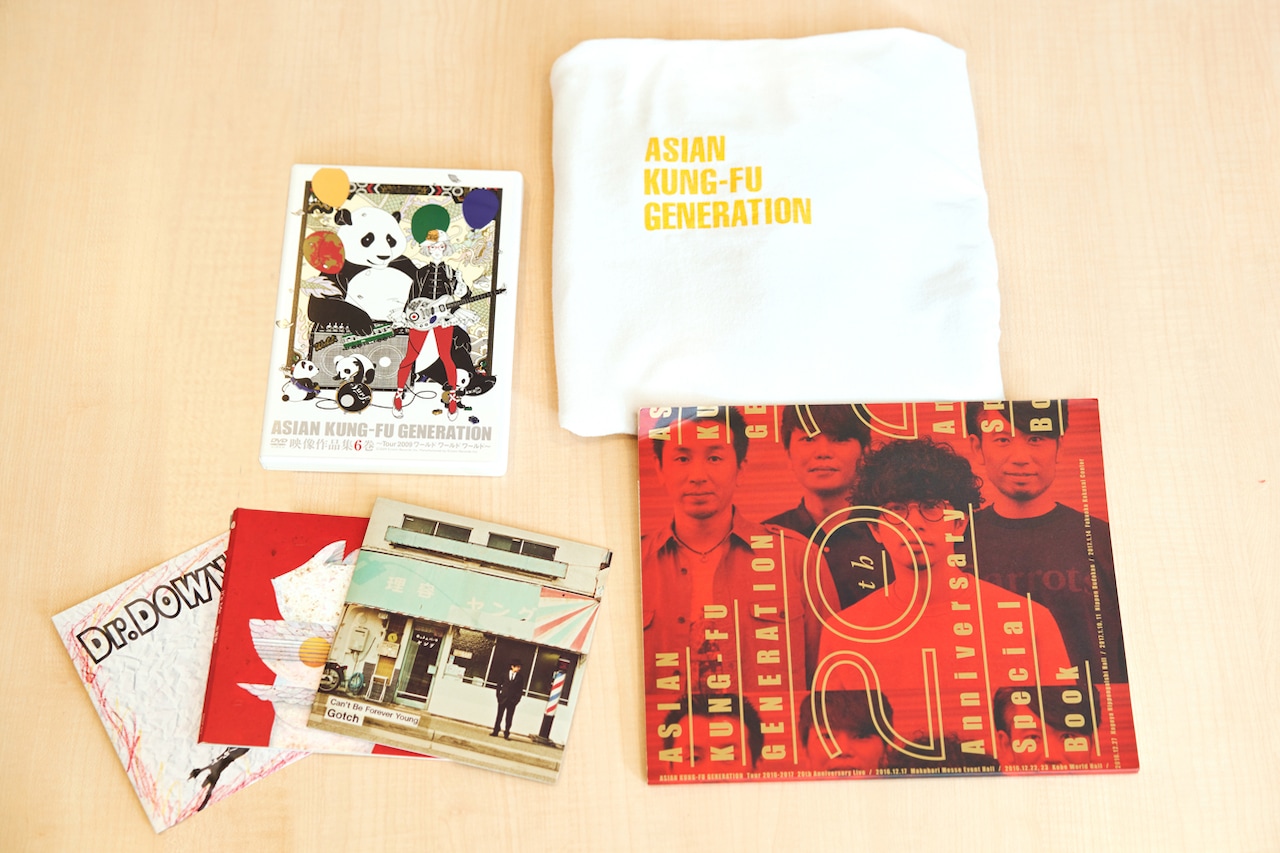 岡本玲が持参したASIAN KUNG-FU GENERATIONのグッズやDVD、後藤正文がプロデュースを手がけたアーティストのCDなど。