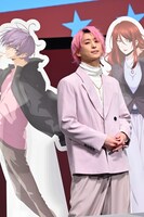 「カッコよくお願いします」というカメラマンからのリクエストに応える佐久間大介（Snow Man）。