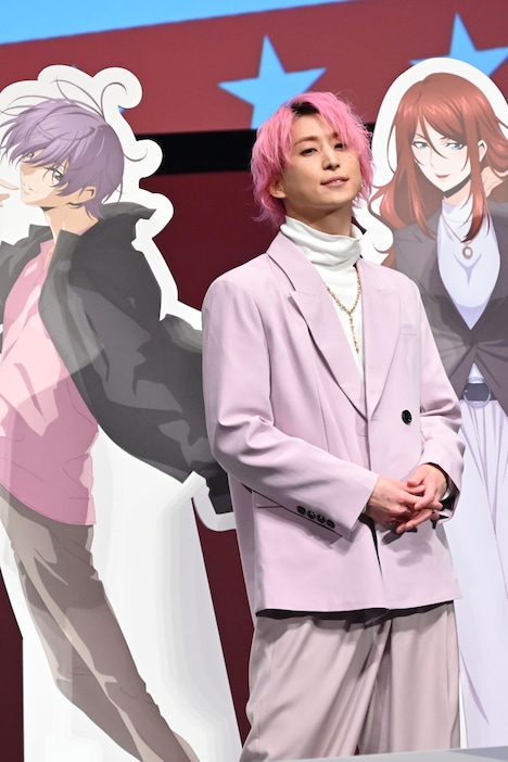 「カッコよくお願いします」というカメラマンからのリクエストに応える佐久間大介（Snow Man）。