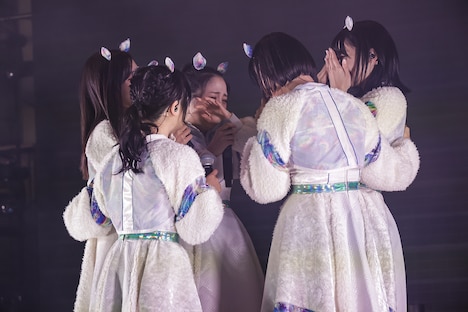 メジャーデビュー決定の知らせを受けて涙するDevil ANTHEM.。（撮影：笹森健一）