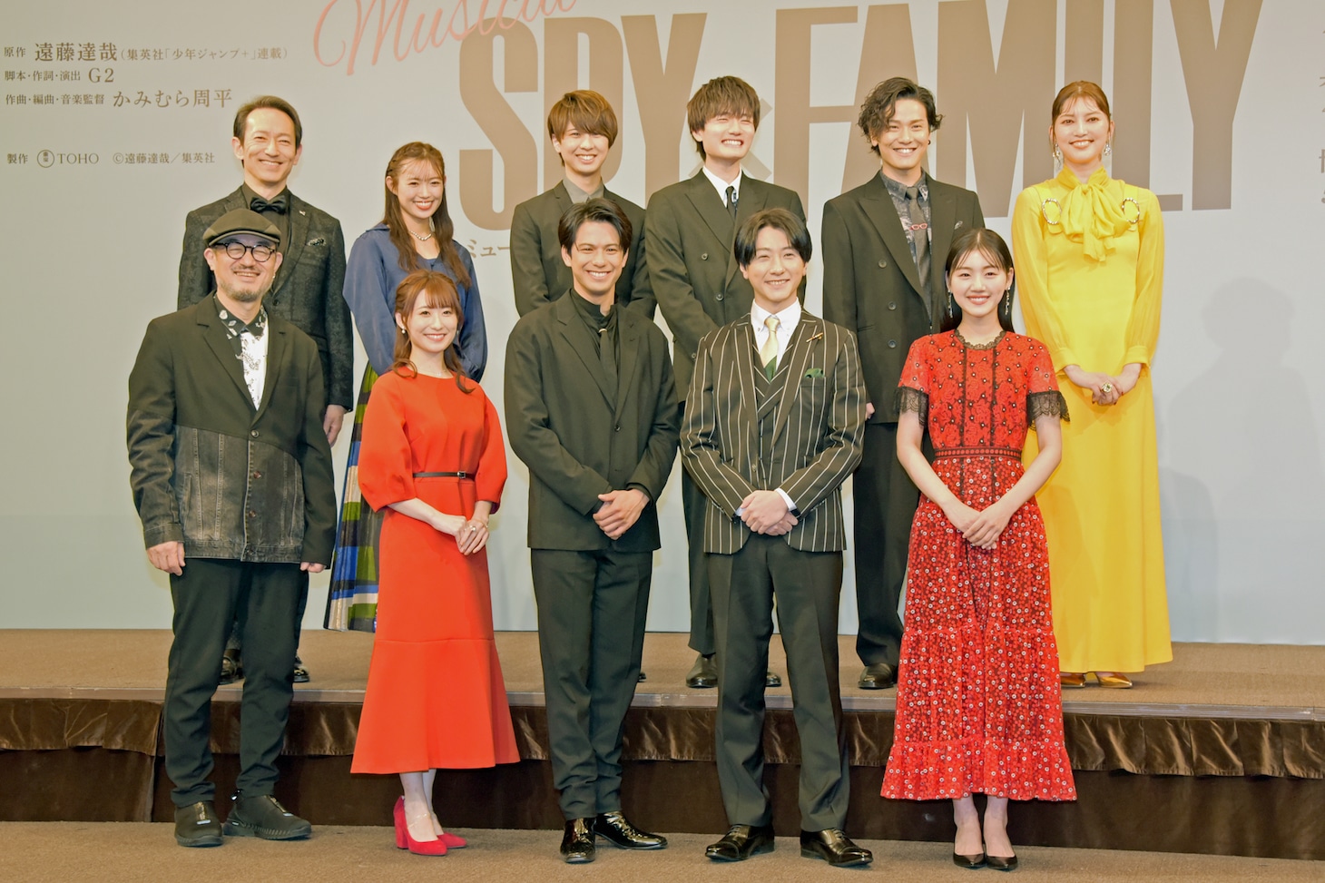 前列左からG2、唯月ふうか、森崎ウィン、鈴木拡樹、佐々木美玲（日向坂46）、後列左から鈴木壮麻、山口乃々華、岡宮来夢、瀧澤翼（円神）、木内健人、朝夏まなと。