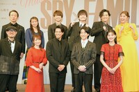 ミュージカル「SPY×FAMILY」製作発表会見より、アーニャの「わくわくっ！」のポーズを取りながら行われた記念撮影の様子。