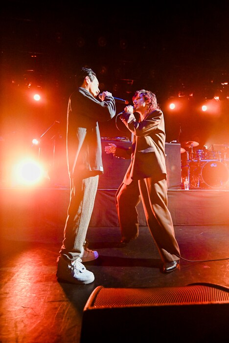 左からRyohu、オカモトショウ。（Photo by Yukitaka Amemiya）