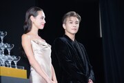 左から水原希子、岩田剛典（EXILE、三代目 J SOUL BROTHERS from EXILE TRIBE）。