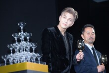 左から岩田剛典（EXILE、三代目 J SOUL BROTHERS from EXILE TRIBE）、more trees事務局長の水谷伸吉氏。