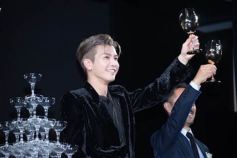 乾杯する岩田剛典（EXILE、三代目 J SOUL BROTHERS from EXILE TRIBE）。