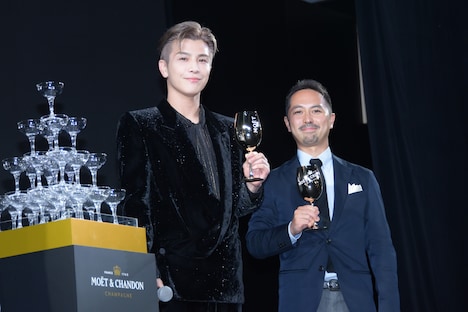 左から岩田剛典（EXILE、三代目 J SOUL BROTHERS from EXILE TRIBE）、more trees事務局長の水谷伸吉氏。