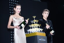 シャンパンタワーを完成させた水原希子（左）、岩田剛典（右）。