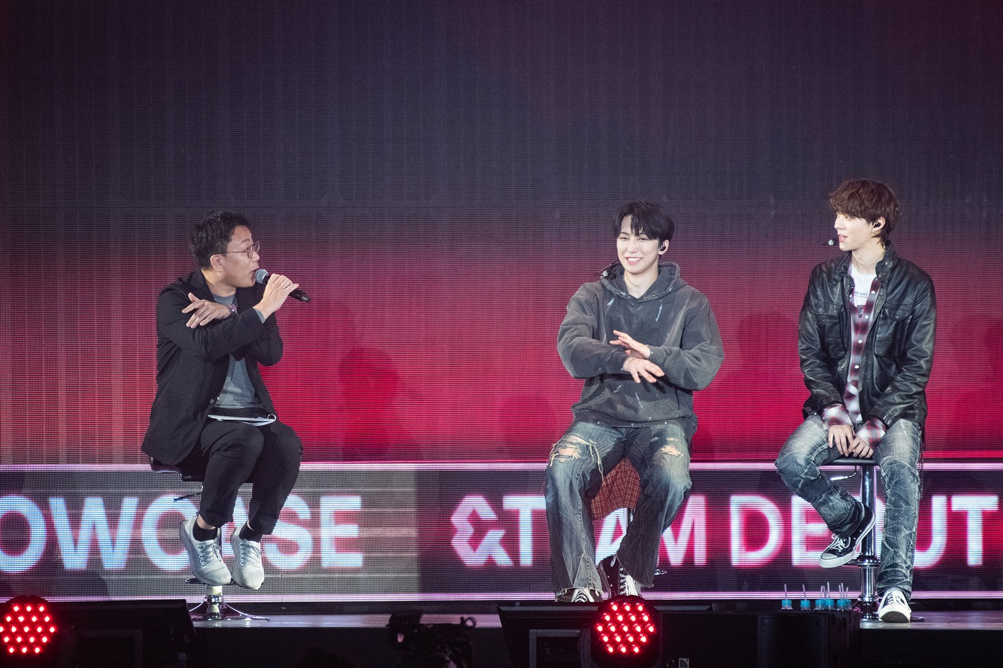 振付に挑戦する古家正亨（左）。