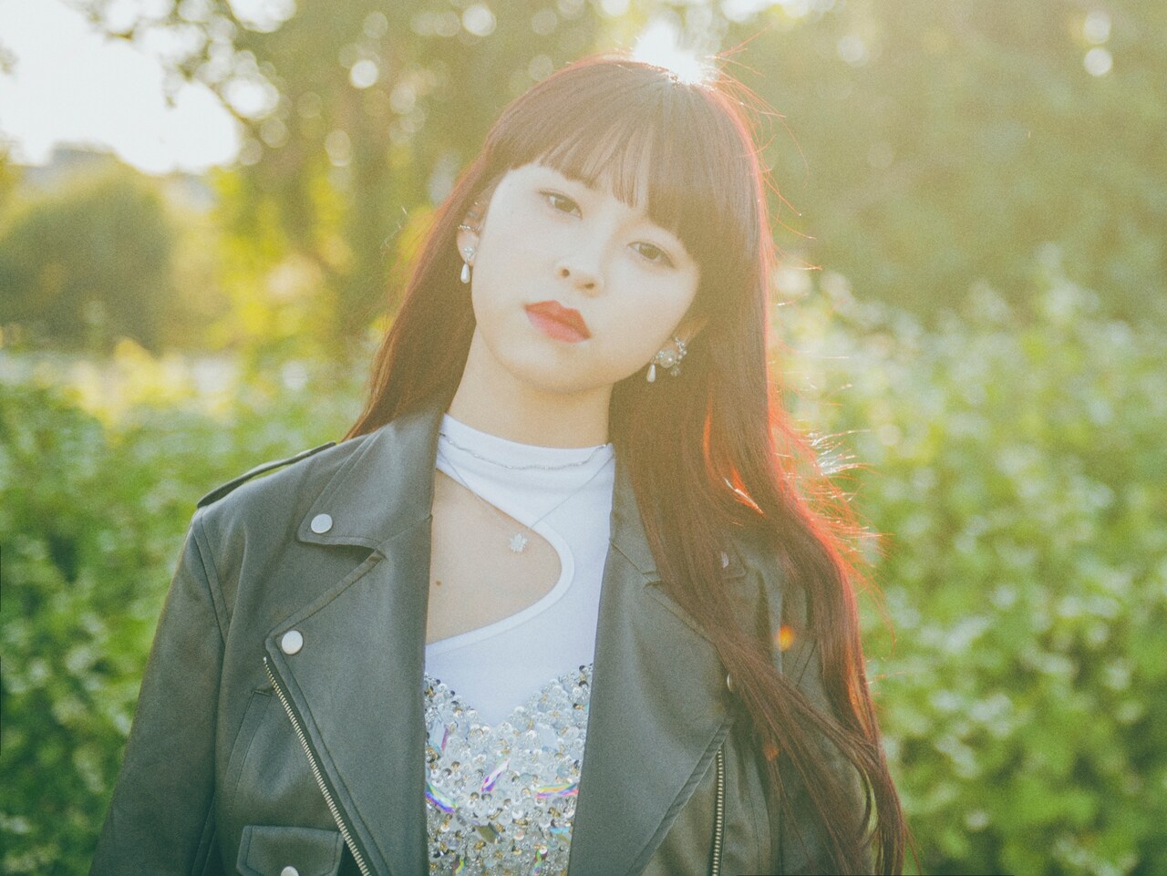 Hinano、ロック調の新曲でアニメ「解雇された暗黒兵士」OPを彩る