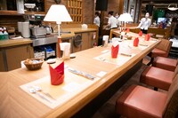 ゲストを待つカウンター席のテーブルセッティング。