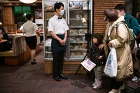 ゲストを迎える藤井隆。