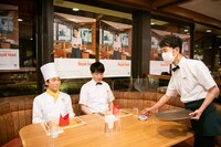 フーディーゲストの2人をもてなす藤井隆（右）。