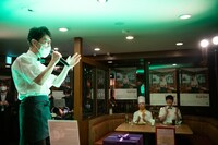 藤井隆のパフォーマンスと、それを見つめるフーディーゲストの堂島孝平、川島明（麒麟）。