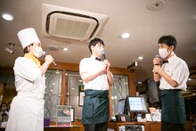 ステージでトークする（左から）堂島孝平、川島明（麒麟）、藤井隆。