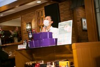 藤井隆を呼びに来たロイヤルホスト桜新町店の安藤店長。