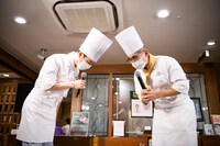 感謝を伝え合う藤井隆と水野孝哉スーパーバイザー。