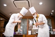 感謝を伝え合う藤井隆と水野孝哉スーパーバイザー。