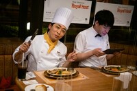 食事を楽しむ堂島孝平と、ファンから届いた質問を読む川島明（麒麟）。