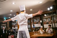 “凧”を全身で表現する藤井隆。