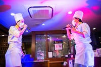 「DARK NIGHT」のパフォーマンスの様子。