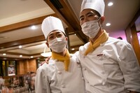 「DARK NIGHT」の曲中、2人で客席を回ったのち、カメラに笑顔を向ける堂島孝平と藤井隆。