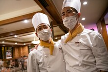 「DARK NIGHT」の曲中、2人で客席を回ったのち、カメラに笑顔を向ける堂島孝平と藤井隆。