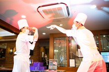 「DARK NIGHT」で激しいダンスの応酬を見せる堂島孝平と藤井隆。