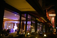 ディナーショーの華やかな照明が漏れるロイヤルホスト桜新町店。