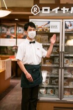 ロイヤルデリのフローズンミールを紹介する藤井隆。