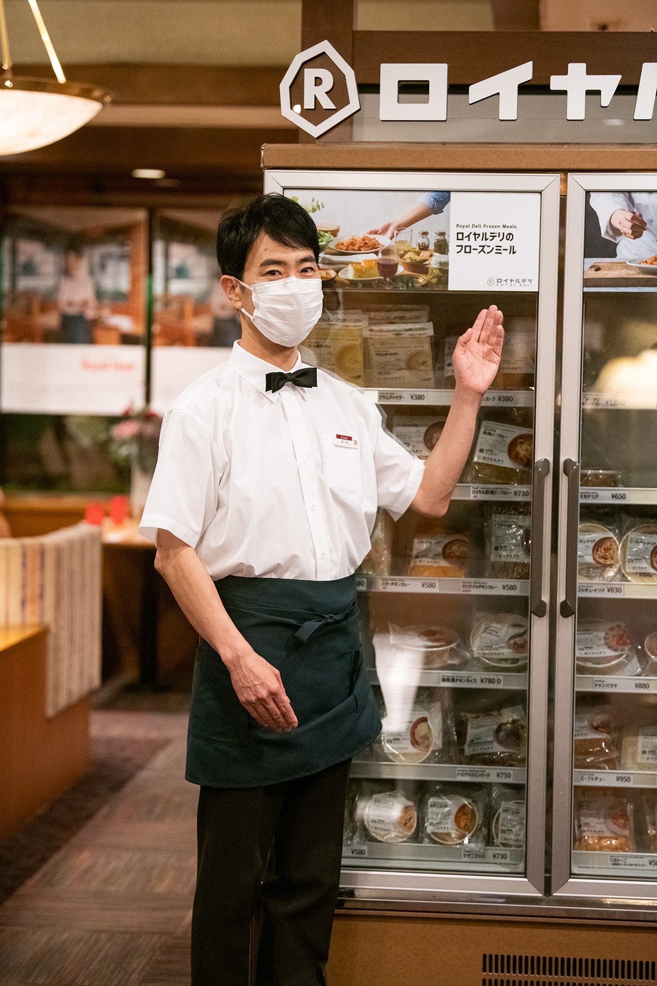 ロイヤルデリのフローズンミールを紹介する藤井隆。