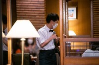 客席を回る藤井隆。