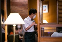 客席を回る藤井隆。