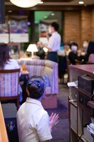 藤井隆のパフォーマンスを手拍子で盛り上げるロイヤルホストのクルー（手前）。