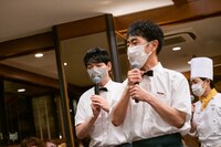 客席を回る藤井隆とフーディーゲストの2人。