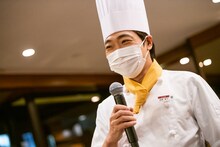 コック姿の堂島孝平。