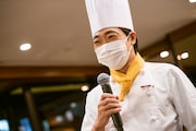 コック姿の堂島孝平。