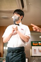 クルー姿の川島明（麒麟）。