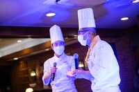 アカペラで楽曲を披露する藤井隆と水野孝哉スーパーバイザー。