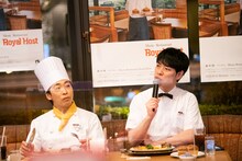 食事を楽しむ堂島孝平と、Q&AコーナーのMCを務める川島明（麒麟）。