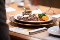 ディナーショーのメインディッシュ・アンガスサーロインステーキ 225g。