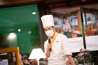 客席を回りながら質問に答える藤井隆。