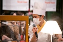 客席に座りながら質問に答える藤井隆。