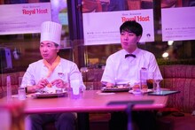 藤井隆のショーを楽しむ堂島孝平と川島明（麒麟）。