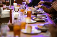 食事を楽しむゲストたち。