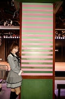 AKB48劇場の柱には17年間の感謝が込められた17本目のピンクテープが貼られた。(c)AKB48