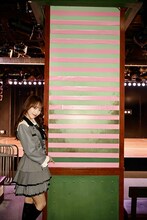 AKB48劇場の柱には17年間の感謝が込められた17本目のピンクテープが貼られた。(c)AKB48